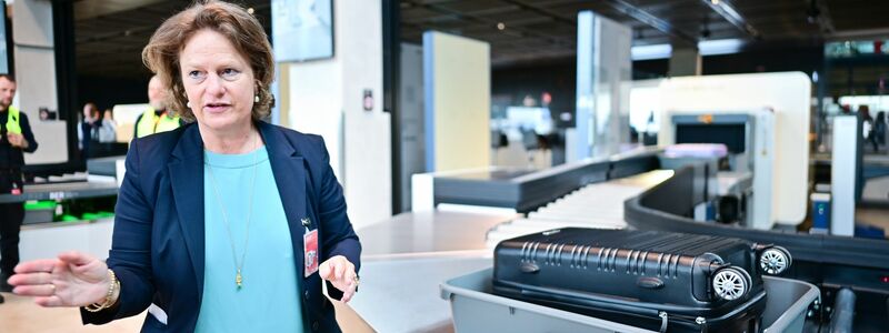 Flughafenchefin Aletta von Massenbach stellt neue CT-Scanner am Flughafen BER vor.  - Foto: Sebastian Christoph Gollnow/dpa