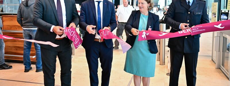 Vier neue Scanner wurden am BER eingeweiht. Sie machen die Abfertigung von Passagieren deutlich leichter.  - Foto: Sebastian Christoph Gollnow/dpa