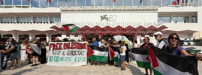 Propalästinensische Demonstranten vor dem Palazzo del Cinema. - Foto: Christoph Sator/dpa