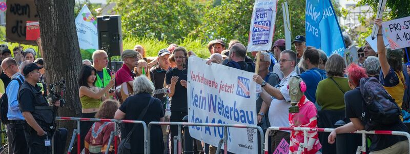 Rund 250 Gegnerinnen und Gegner der Verlängerung protestierten gegen die Inbetriebnahme.  - Foto: Soeren Stache/dpa