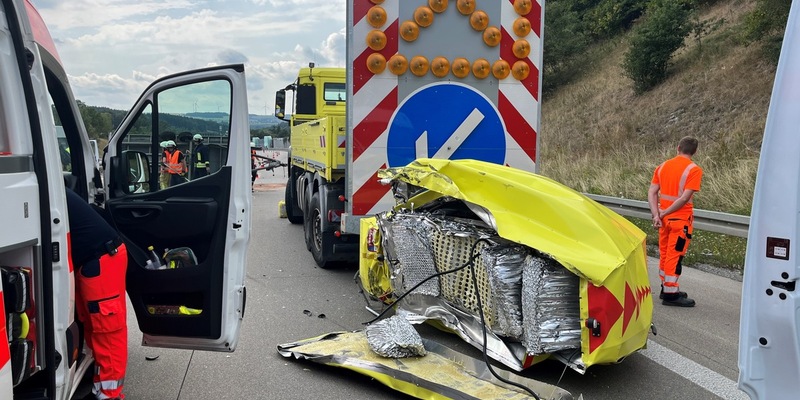 API-TH: Transporter fährt auf Schilderwagen auf - Foto: presseportal.de