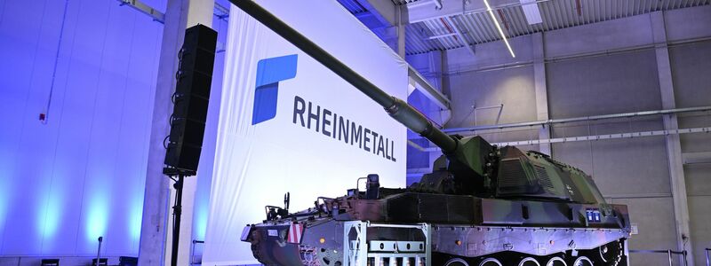 Eine Panzerhaubitze mit der passenden Artilleriemunition - bei der Eröffnung des Rheinmetall-Werks. - Foto: Julian Stratenschulte/dpa
