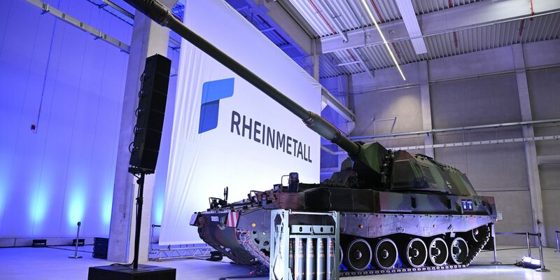 155-Millimeter-Munition vor einer Panzerhaubitze 2000, mit der solche Geschosse verschossen werden. - Foto: Julian Stratenschulte/dpa