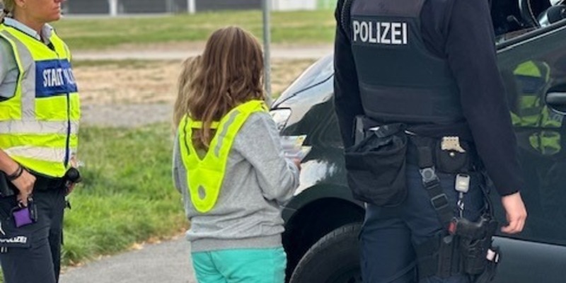 POL-DA: Erbach: Schülerinnen und Schüler verteilen 15 gelbe Karten bei Blitz für Kids - Foto: presseportal.de