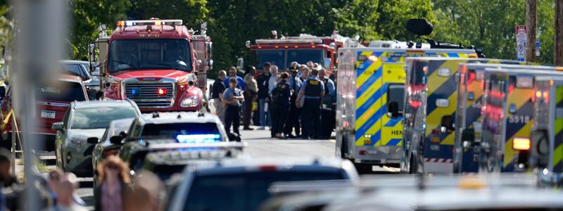 Polizisten sind an der Schule im Einsatz. - Foto: Abbie Parr/AP/dpa
