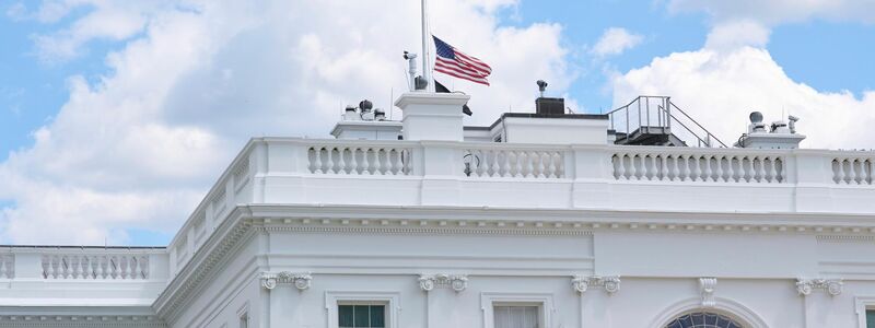 Der US-Präsident hat die amerikanische Flagge als Trauerbekundung auf halbmast setzen lassen.  - Foto: Jacquelyn Martin/AP/dpa