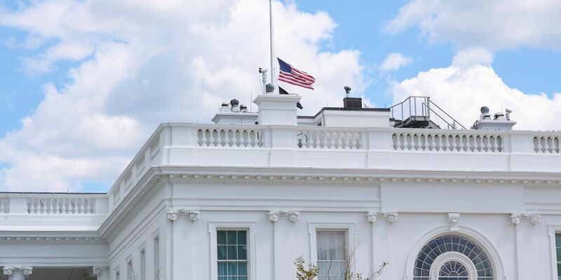 Die Flagge am Weißen Haus ist auf halbmast gesenkt. - Foto: Jacquelyn Martin/AP/dpa