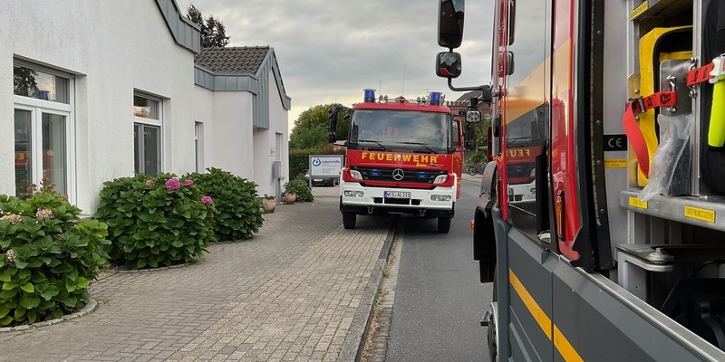 FW Alpen: Verrauchter Dorfkern durch Heckenbrand - Foto: presseportal.de