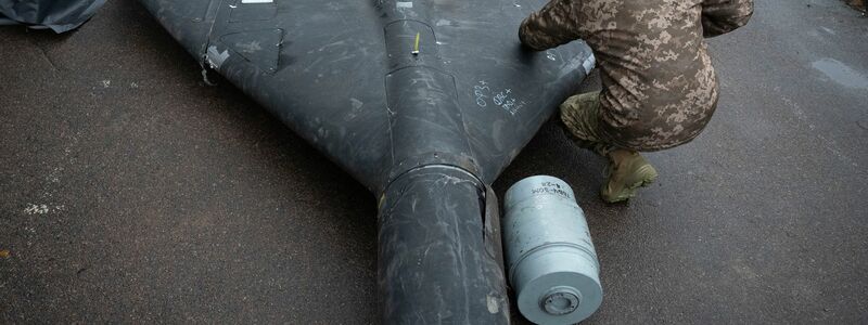 Solche Shahed-Drohnen sorgen in der Ukraine regelmäßig für erhebliche Zerstörungen und Todesopfer. (Archivbild) - Foto: Efrem Lukatsky/AP/dpa