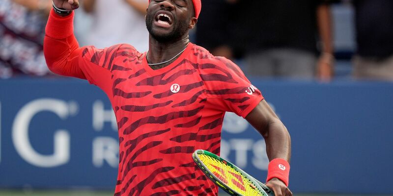 Frances Tiafoe landete zwischenzeitlich auf dem Boden - eine sinnbildliche Szene. - Foto: Seth Wenig/AP/dpa