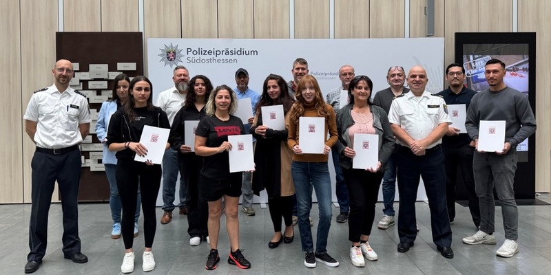 POL-OF: Verstärkung für den Freiwilligen Polizeidienst: Dreizehn neue Ehrenamtliche beginnen Ausbildung - Foto: presseportal.de