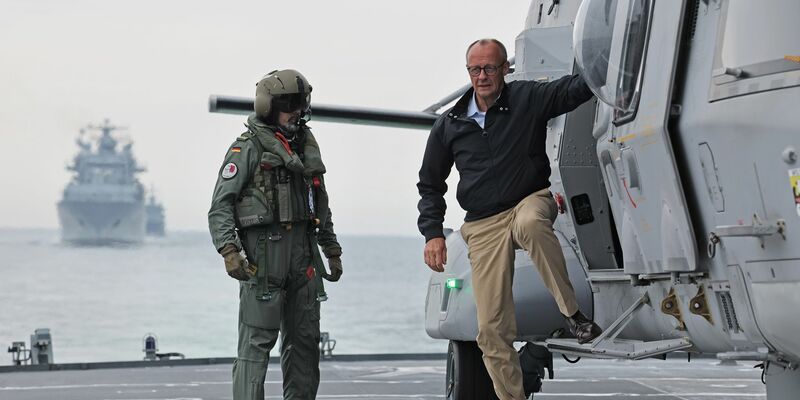 Soldaten bereiten sich auf der Fregatte «Bayern» auf die Ankunft des Bundeskanzlers vor. - Foto: Jens Büttner/dpa