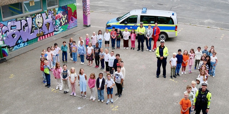 POL-HA: Jedes Kind soll sicher ankommen: Verkehrssicherheitsberater der Hagener Polizei machen bei Einschulungsaktion auf neue i-Dötzchen aufmerksam - Foto: presseportal.de