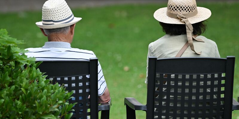 Im Schnitt gab es im vergangenen Jahr 1.154 Euro Rente monatlich. (Illustration)  - Foto: Arne Dedert/dpa