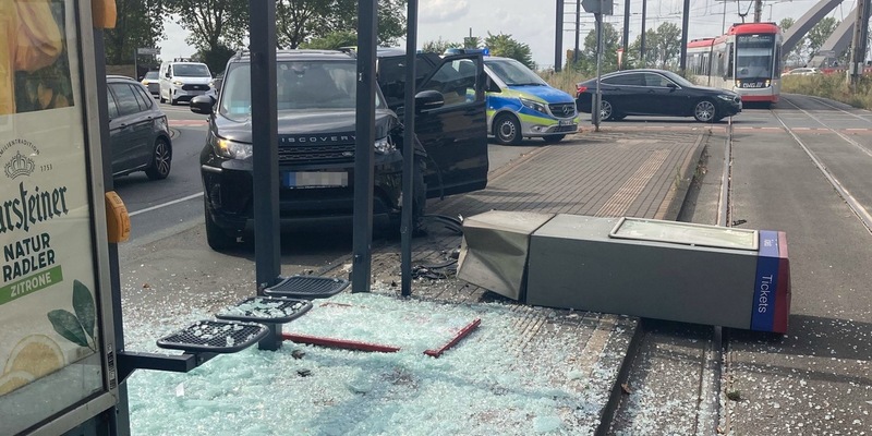 POL-DU: Kaßlerfeld: Auto prallt in Straßenbahnhaltestelle - Zwei Verletzte - Foto: presseportal.de