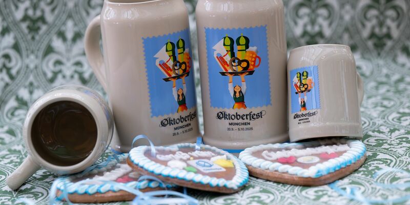 Amiera Harithas (l) und Dinah-Charles Francis (r) haben das Motiv für den Krug entworfen. - Foto: Sven Hoppe/dpa