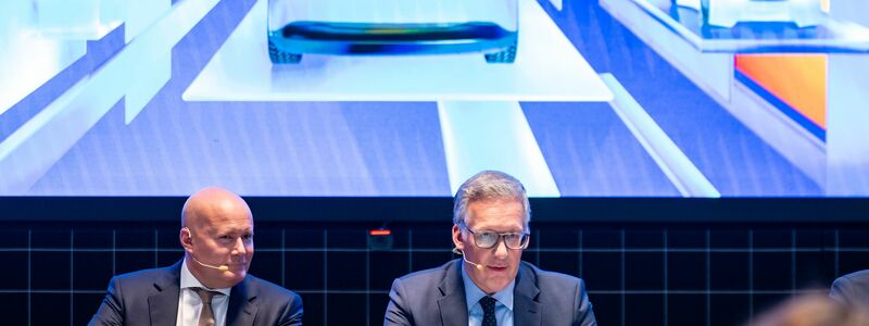 VDA-Geschäftsführer Jürgen Mindel (rechts) und der Rechtsanwalt Christian Vorländer (links) als Vertreter der Messe MÜnchen präsentieren das Konzept der bevorstehenden Automesse IAA. Die bedrängten deutschen Hersteller wollen ein «Signal der Zuversicht» senden.  - Foto: Lennart Preiss/dpa