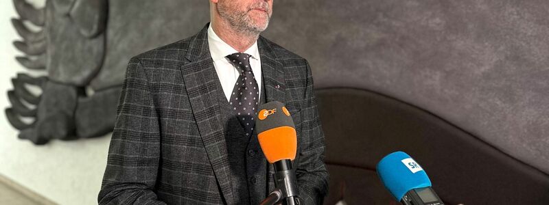 Der saarländische Innenminister Reinhold Jost (SPD) zeigte sich nach der Sitzung des Innen- und Justizausschusses noch immer geschockt von der Gewalttat in Völklingen, bei der ein Polizist erschossen wurde.  - Foto: Katja Sponholz/dpa