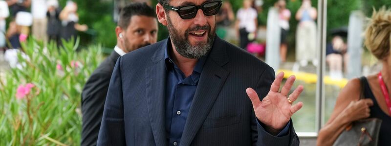 Adam Sandler spielt in «Jay Kelly» an der Seite von Clooney. - Foto: Alessandra Tarantino/Invision/AP/dpa
