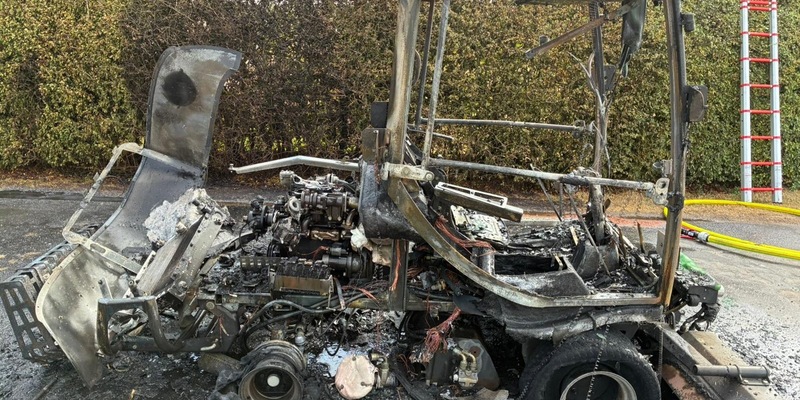 FW-KLE: Fahrbarer Rasenmäher in Brand geraten - Feuerwehr verhindert Ausbreitung - Foto: presseportal.de