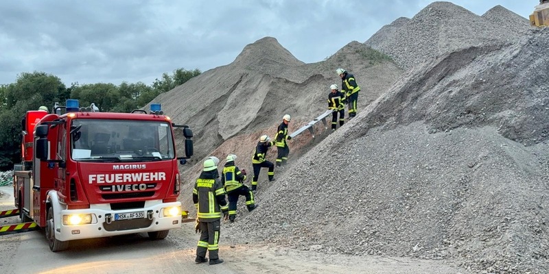 FW-AR: Löschzug Neheim trainiert Rettung mehrerer vermisster Personen - Drohnentechnik unterstützt Übung auf Firmengelände - Foto: presseportal.de