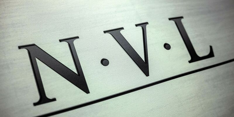 NVL führt laut einem internen Schreiben Gespräche mit möglichen Partnern. - Foto: Sina Schuldt/dpa