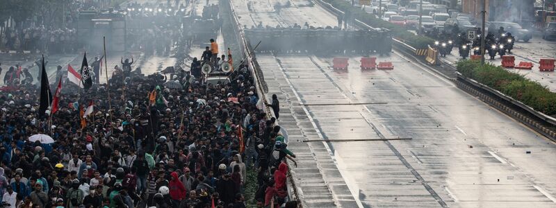 In vielen Landesteilen gibt es seit Tagen heftige Proteste. - Foto: Donal Husni/ZUMA Press Wire/dpa
