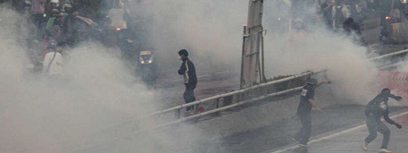 Die Polizei setzte auch Tränengas ein. - Foto: Donal Husni/ZUMA Press Wire/dpa