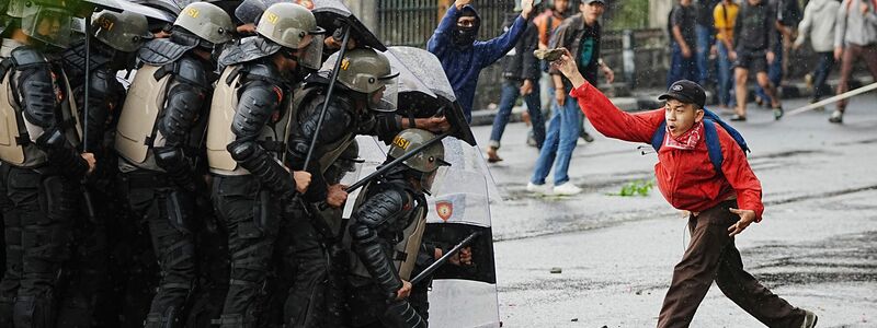 Die Zusammenstöße zwischen Demonstranten und Sicherheitskräften eskalieren. - Foto: Achmad Ibrahim/AP/dpa