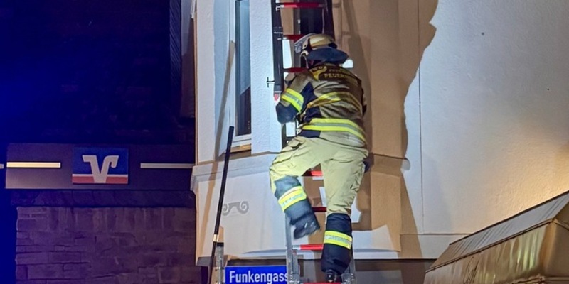 FW-EN: Aufwendige Tierrettung in den regnerischen Abendstunden - Feuerwehr Herdecke rettet Katze aus der Regenrinne - Foto: presseportal.de