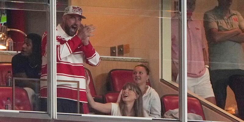 Travis Kelce und Taylor Swift schauten sich von einer Loge aus das Spiel zusammen an. - Foto: Charlie Riedel/AP/dpa