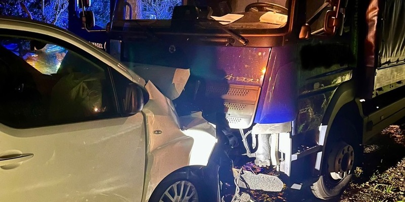 FW-OLL: PKW kollidiert mit LKW - Feuerwehr sichert die Einsatzstelle - Foto: presseportal.de