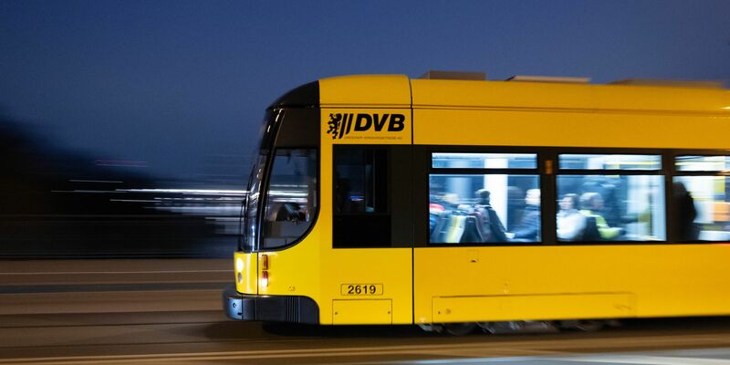 In der Dresdner Neustadt kam es in der Nacht zu Sonntag in einer Straßenbahn zu einem Messerangriff. (Symbolfoto) - Foto: Sebastian Kahnert/dpa