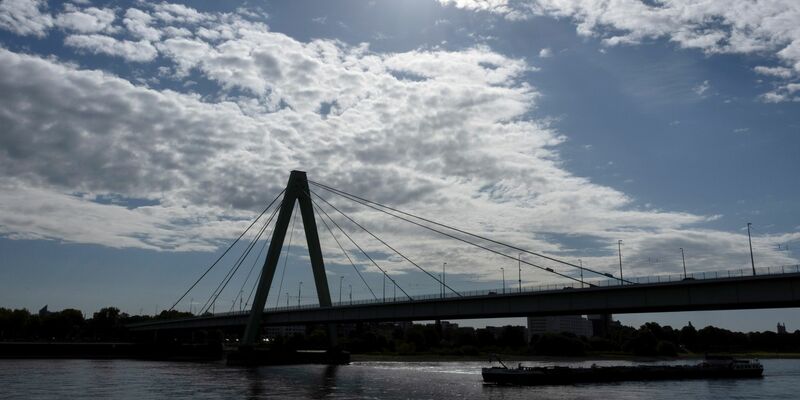Mit dem meteorologischen Herbstbeginn am Montag sollen sich auch die Wolken verdichten. - Foto: Rolf Vennenbernd/dpa