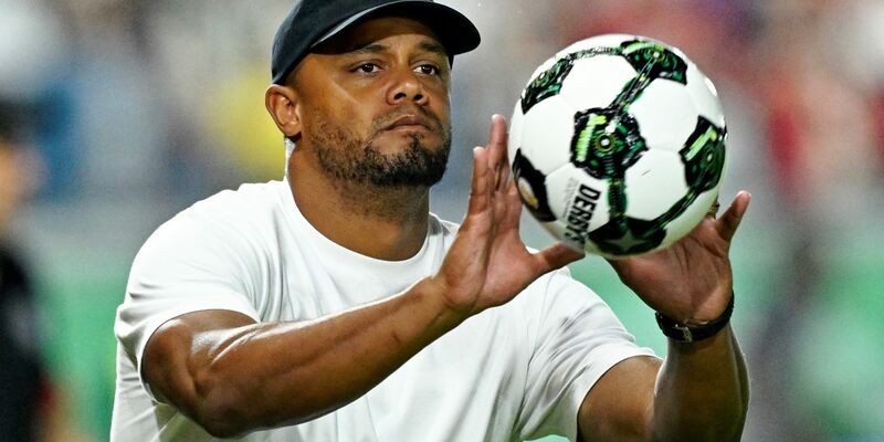 Tritt mit dem FC Bayern am Samstag in Augsburg an: Trainer Vincent Kompany. (Archivbild) - Foto: Uwe Anspach/dpa