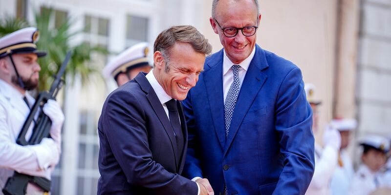 Wie zwei alte Freunde begrüßen sich Macron und Merz vor dem Fort du Cap Brun über der Cote d'Azur. - Foto: Kay Nietfeld/dpa