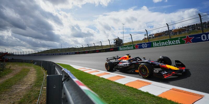 Max Verstappen auf der Strecke. - Foto: Peter Dejong/AP/dpa