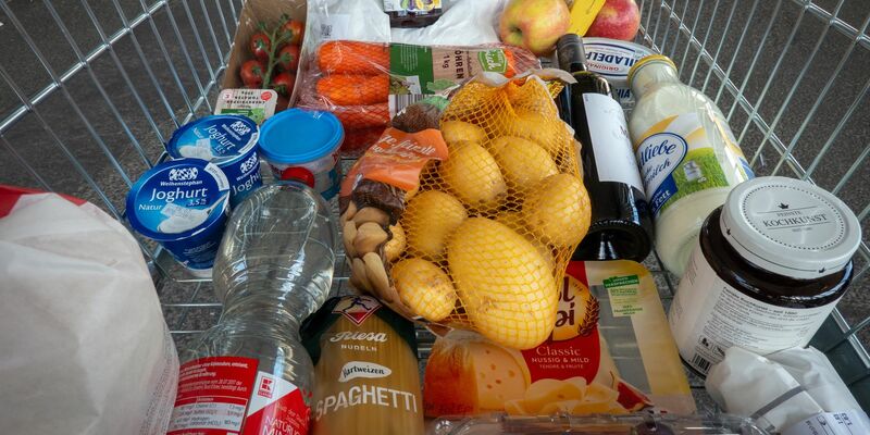 Die Lebensmittelpreise sind ein wichtiger Faktor bei der Teuerungsrate. (Archivbild) - Foto: Soeren Stache/dpa