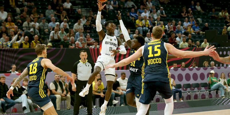 Alan Ibrahimagic applaudiert im Spiel. - Foto: Matthias Stickel/dpa