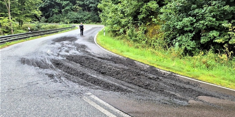 LPI-NDH: Klärschlamm bedeckt Bundesstraße - Umfangreiche Sperrmaßnahmen auf der B85 um den Kyffhäuser - Foto: presseportal.de