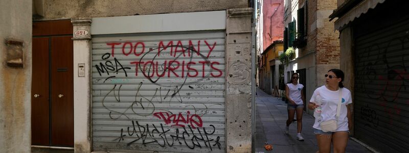 Nicht alle Touristen sind willkommen: Laut Regionalpräsident Zaia will die Region «kein fruchtbarer Boden für den Proletentourismus werden». (Symbolbild) - Foto: Luca Bruno/AP/dpa