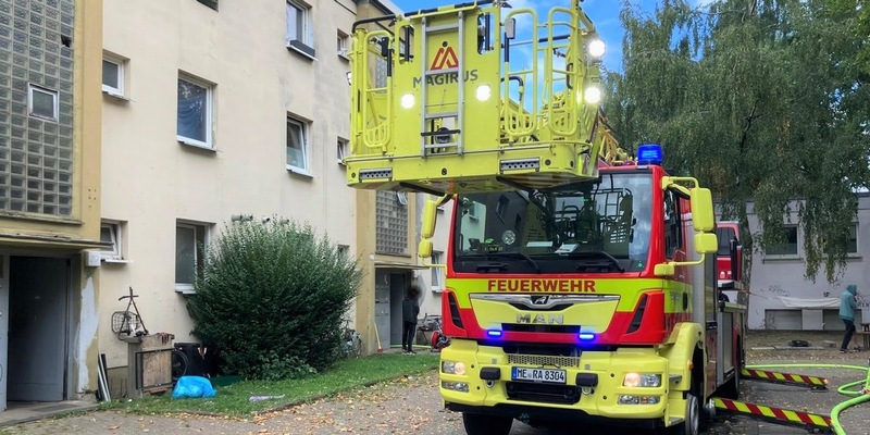 FW Ratingen: Feuerwehr rettet Bewohner und löscht Wohnungsbrand - Foto: presseportal.de