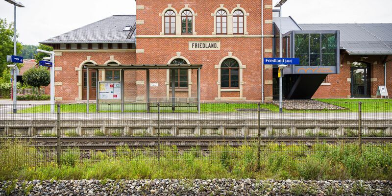 Der Bahnhof Friedland in Südniedersachsen: Hier starb am 11. August eine Jugendliche. (Archivbild) - Foto: Moritz Frankenberg/dpa