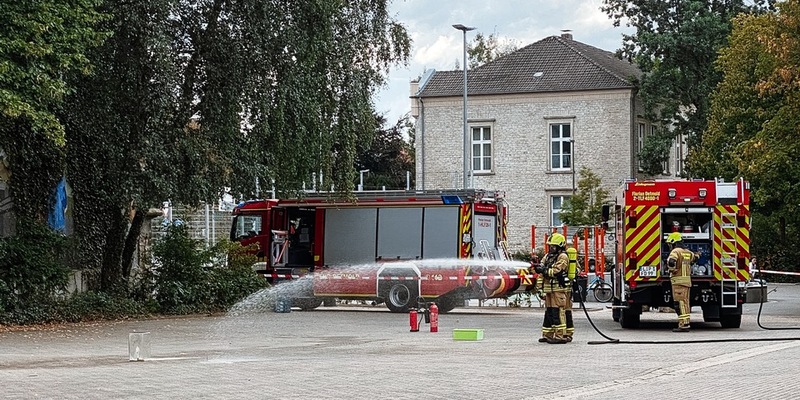 FW-DT: Einsatz am Gymnasium Leopoldinum - Natrium unschädlich gemacht - Foto: presseportal.de