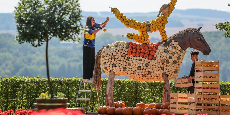 Entstanden sind bis zu vier Meter hohe Figuren.  - Foto: Jan Woitas/dpa
