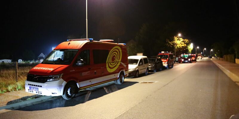 Einsatzkräfte suchen mit einem Großaufgebot nach dem Jungen.  - Foto: Benjamin Müller/dpa