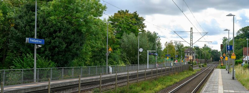 An diesem Bahnhof kam das Mädchen ums Leben. - Foto: Swen Pförtner/dpa