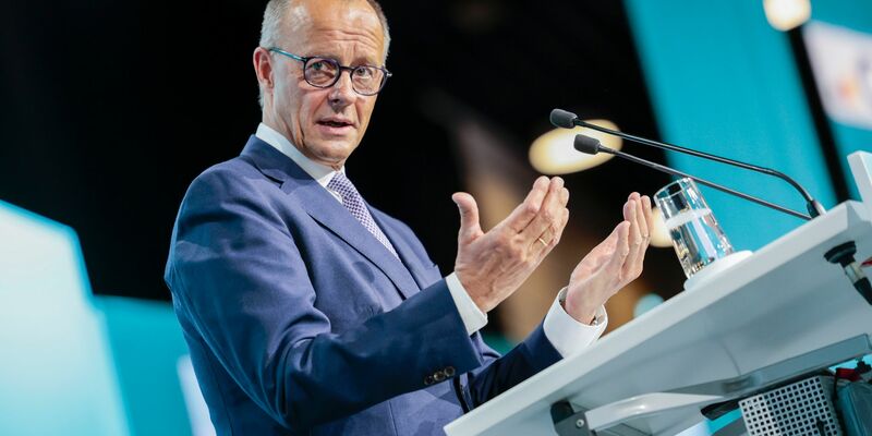 Kanzler Merz stimmt auf Reformen ein: «Wir leben seit Jahren über unsere Verhältnisse.» - Foto: Thomas Banneyer/dpa