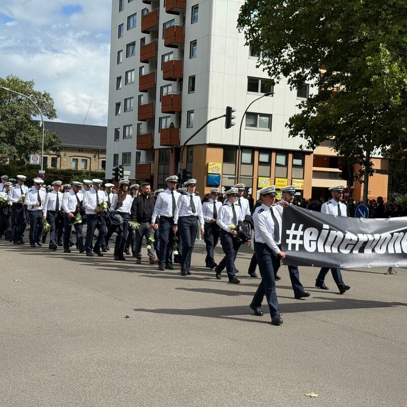 1.500 bis 2.000 Menschen kamen, um dem getöteten Polizisten die letzte Ehre zu erweisen - Foto: Birgit Reichert/dpa