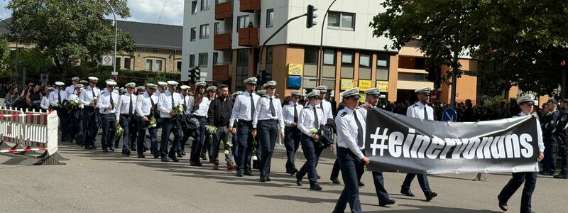 1.500 bis 2.000 Menschen kamen, um dem getöteten Polizisten die letzte Ehre zu erweisen - Foto: Birgit Reichert/dpa